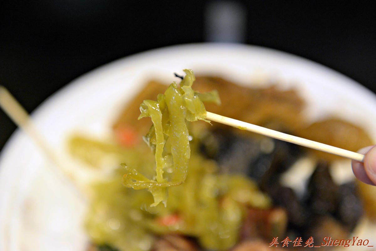 [台中北區]健美先生激炸滷味 – 一中商圈新開幕的滷味店,先滷後炸,再刷上獨特蒜頭醬和辣椒醬油,好吃夠味超下酒 !!(邀約試吃)