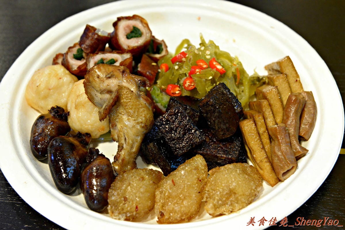 [台中北區]健美先生激炸滷味 – 一中商圈新開幕的滷味店,先滷後炸,再刷上獨特蒜頭醬和辣椒醬油,好吃夠味超下酒 !!(邀約試吃)