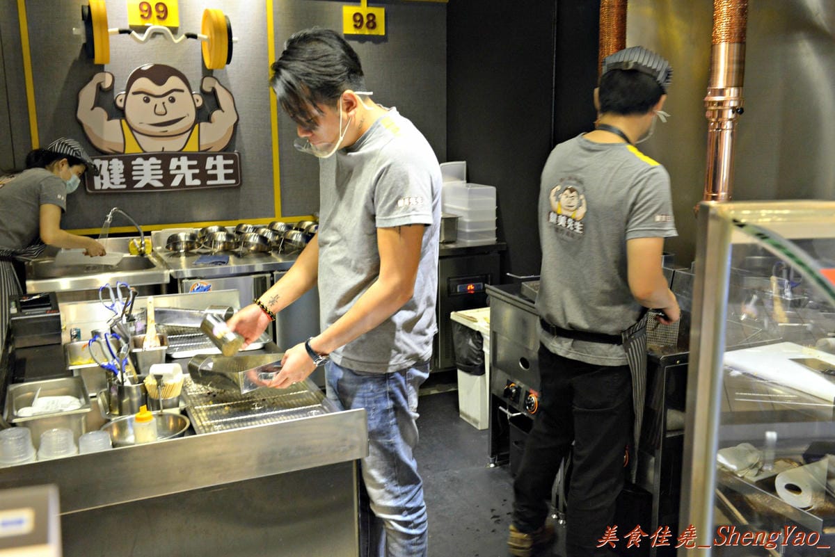 [台中北區]健美先生激炸滷味 – 一中商圈新開幕的滷味店,先滷後炸,再刷上獨特蒜頭醬和辣椒醬油,好吃夠味超下酒 !!(邀約試吃)