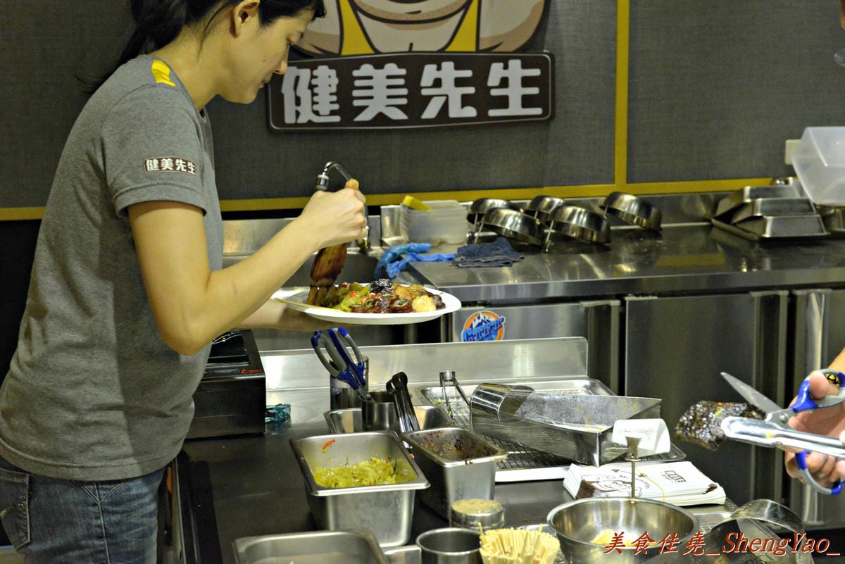 [台中北區]健美先生激炸滷味 – 一中商圈新開幕的滷味店,先滷後炸,再刷上獨特蒜頭醬和辣椒醬油,好吃夠味超下酒 !!(邀約試吃)