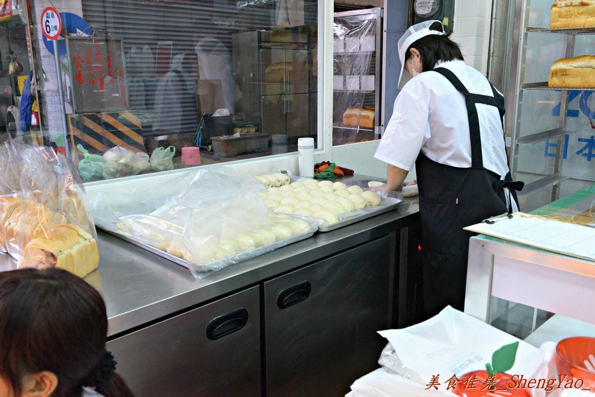 [台中沙鹿]牛奶王子 沙鹿店 – 使用牧場直送鮮奶、麵包師傅現場擀麵糰現場烤的土司專賣店,個人推甜心捲和鮮奶泡芙。