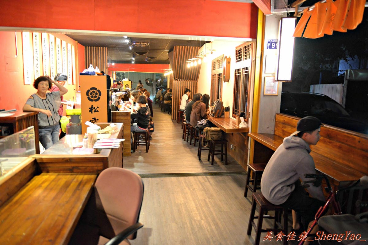 [台中西區]赤鳥深夜炙燒拉麵 – 台中少見的韓式拉麵,銅鍋吃拉麵配上年糕雞肉串和玉子燒,吃法新穎,大推每日限量20碗的黑豚肋排拉麵。
