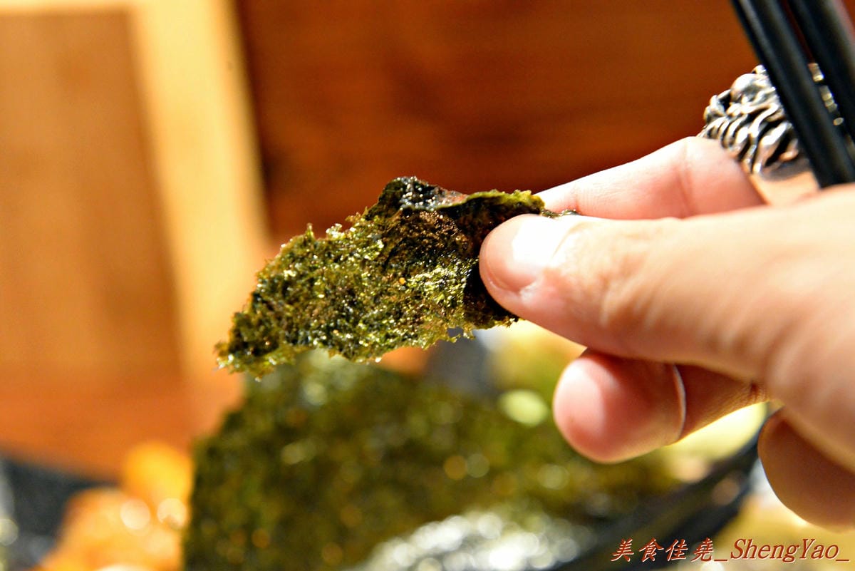 [台中西區]赤鳥深夜炙燒拉麵 – 台中少見的韓式拉麵,銅鍋吃拉麵配上年糕雞肉串和玉子燒,吃法新穎,大推每日限量20碗的黑豚肋排拉麵。