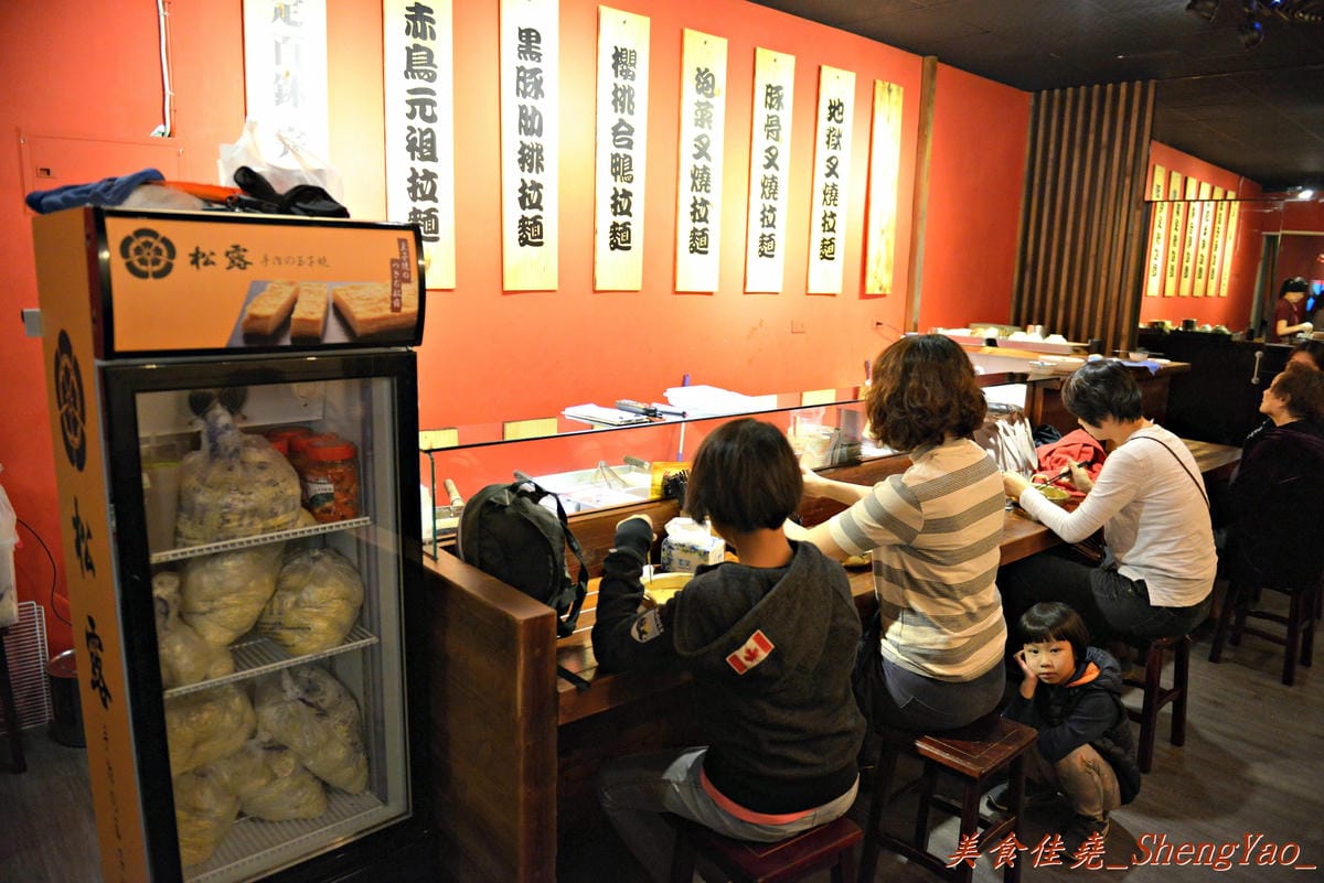 [台中西區]赤鳥深夜炙燒拉麵 – 台中少見的韓式拉麵,銅鍋吃拉麵配上年糕雞肉串和玉子燒,吃法新穎,大推每日限量20碗的黑豚肋排拉麵。