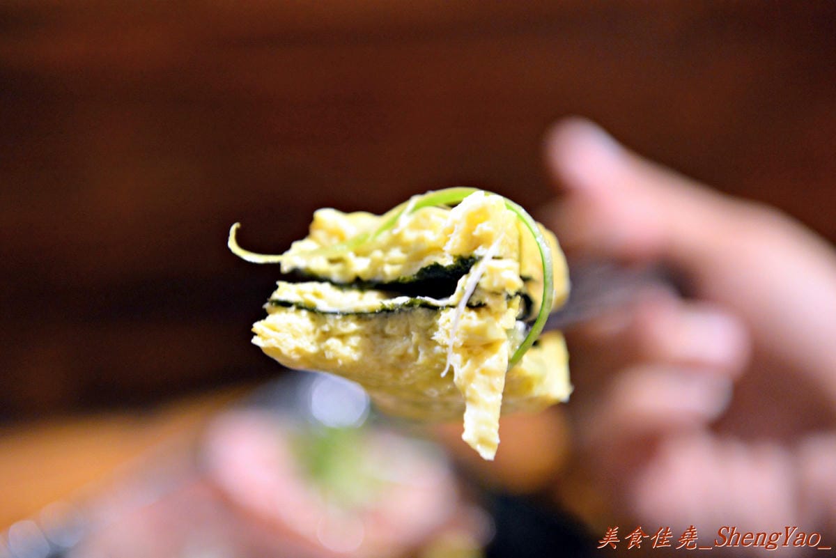 [台中西區]赤鳥深夜炙燒拉麵 – 台中少見的韓式拉麵,銅鍋吃拉麵配上年糕雞肉串和玉子燒,吃法新穎,大推每日限量20碗的黑豚肋排拉麵。