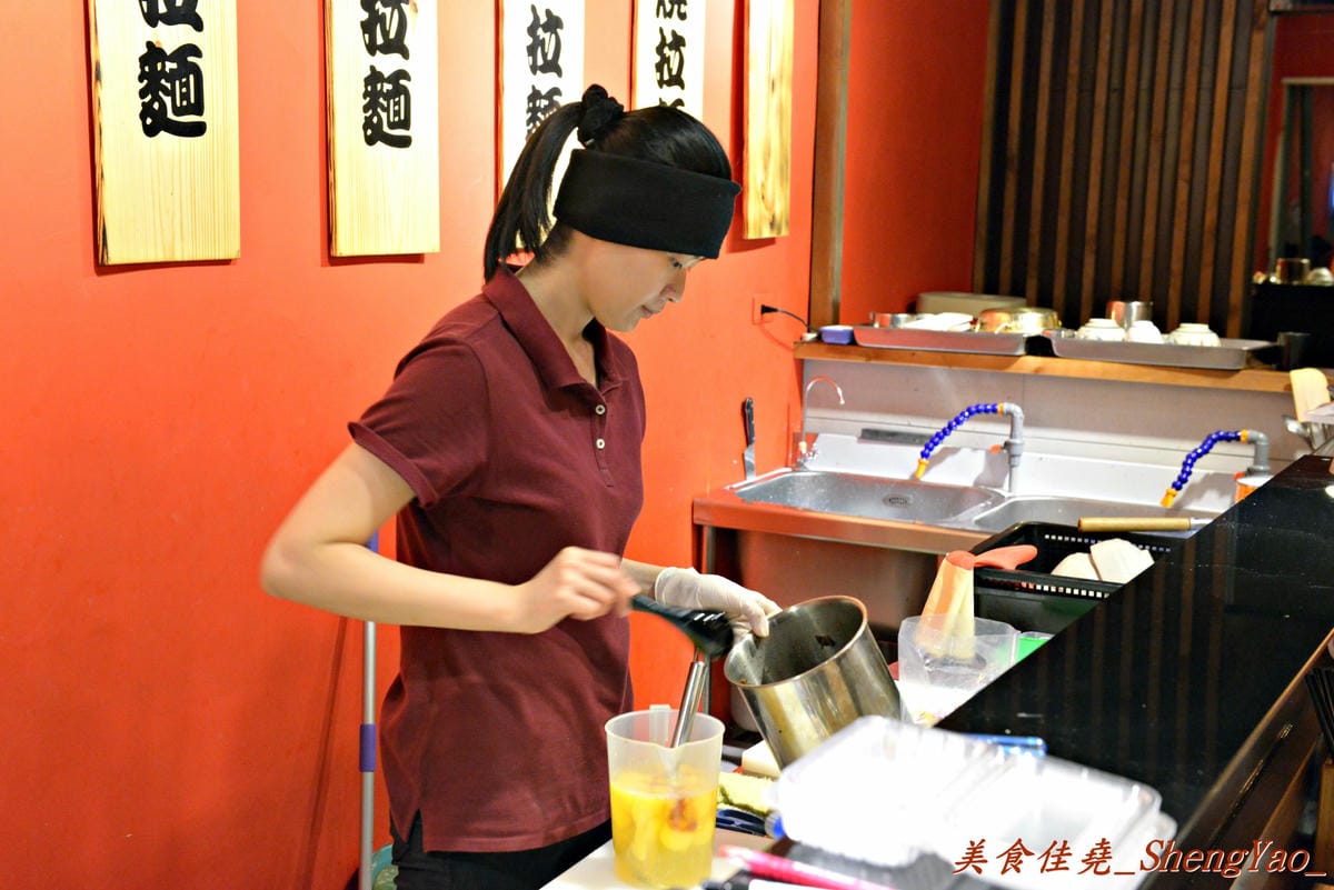 [台中西區]赤鳥深夜炙燒拉麵 – 台中少見的韓式拉麵,銅鍋吃拉麵配上年糕雞肉串和玉子燒,吃法新穎,大推每日限量20碗的黑豚肋排拉麵。