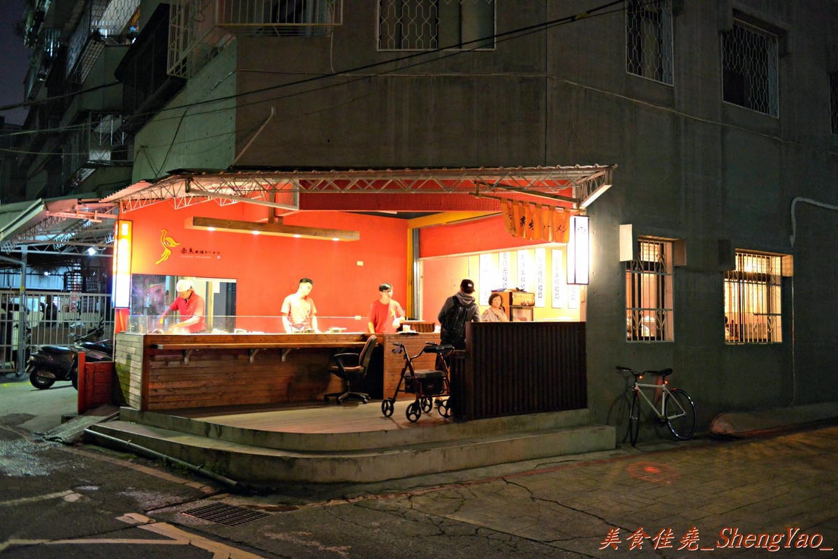 [台中西區]赤鳥深夜炙燒拉麵 – 台中少見的韓式拉麵,銅鍋吃拉麵配上年糕雞肉串和玉子燒,吃法新穎,大推每日限量20碗的黑豚肋排拉麵。