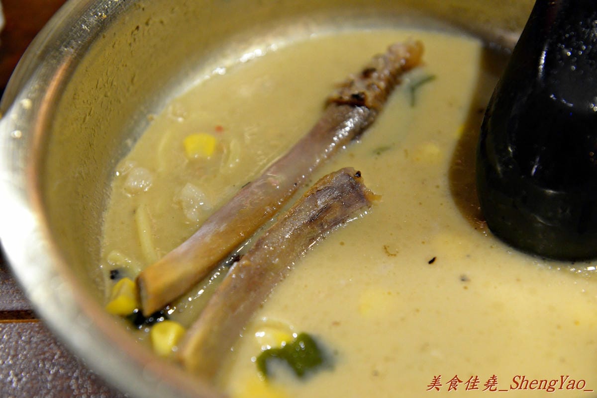[台中西區]赤鳥深夜炙燒拉麵 – 台中少見的韓式拉麵,銅鍋吃拉麵配上年糕雞肉串和玉子燒,吃法新穎,大推每日限量20碗的黑豚肋排拉麵。
