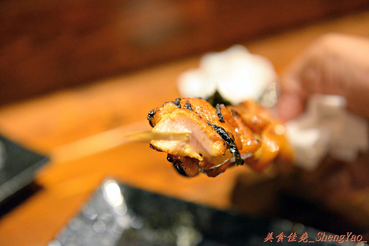 [台中西區]赤鳥深夜炙燒拉麵 – 台中少見的韓式拉麵,銅鍋吃拉麵配上年糕雞肉串和玉子燒,吃法新穎,大推每日限量20碗的黑豚肋排拉麵。