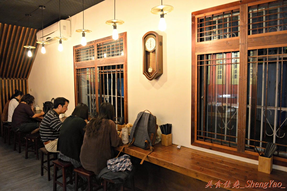 [台中西區]赤鳥深夜炙燒拉麵 – 台中少見的韓式拉麵,銅鍋吃拉麵配上年糕雞肉串和玉子燒,吃法新穎,大推每日限量20碗的黑豚肋排拉麵。