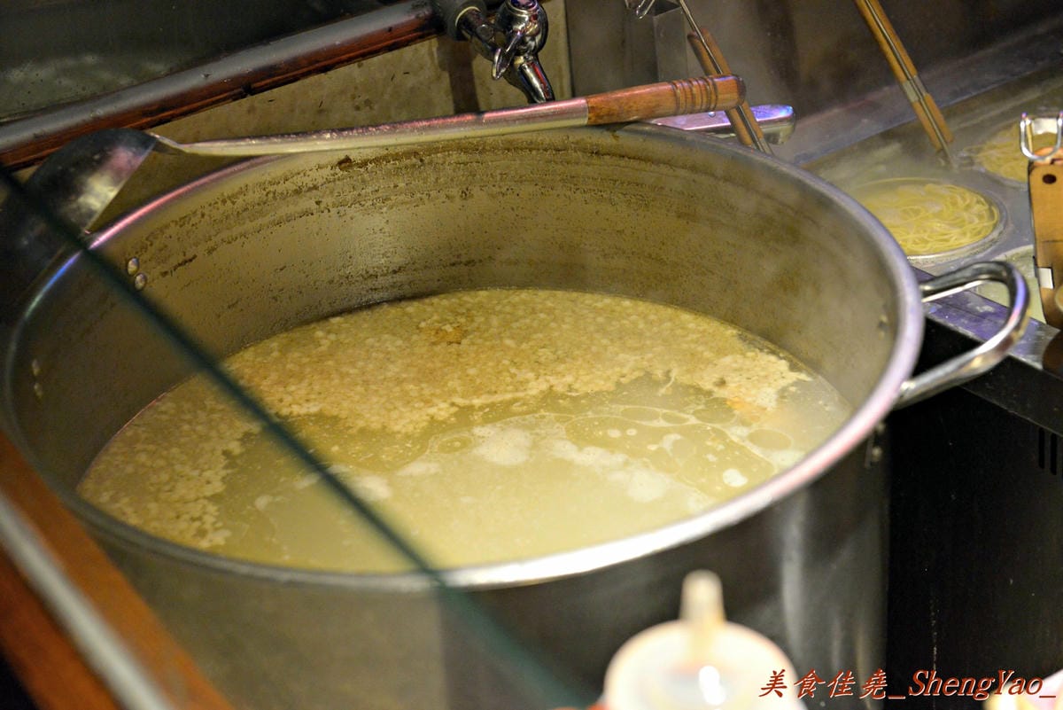 [台中西區]赤鳥深夜炙燒拉麵 – 台中少見的韓式拉麵,銅鍋吃拉麵配上年糕雞肉串和玉子燒,吃法新穎,大推每日限量20碗的黑豚肋排拉麵。