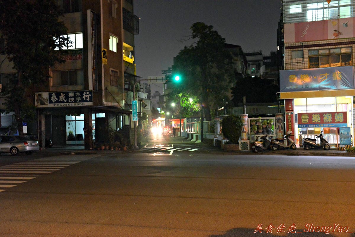[台中西區]赤鳥深夜炙燒拉麵 – 台中少見的韓式拉麵,銅鍋吃拉麵配上年糕雞肉串和玉子燒,吃法新穎,大推每日限量20碗的黑豚肋排拉麵。