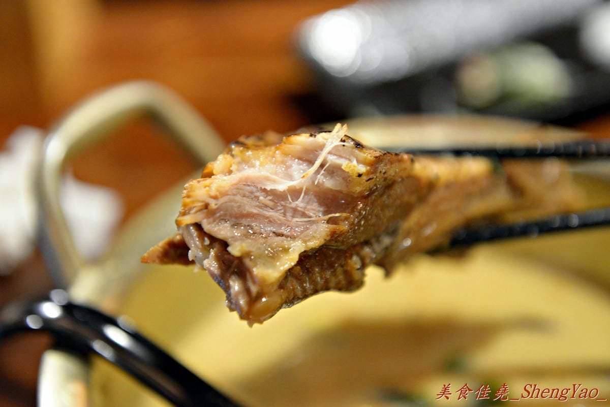 [台中西區]赤鳥深夜炙燒拉麵 – 台中少見的韓式拉麵,銅鍋吃拉麵配上年糕雞肉串和玉子燒,吃法新穎,大推每日限量20碗的黑豚肋排拉麵。