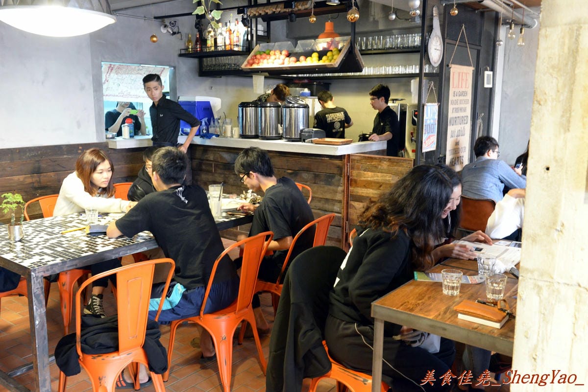 [台中西屯]HUN貳 – 一中街超夯義大利麵餐廳來逢甲開二店了,少見的復古工業loft風超特別,超級爆炸蛤蜊義大利麵好吸睛。
