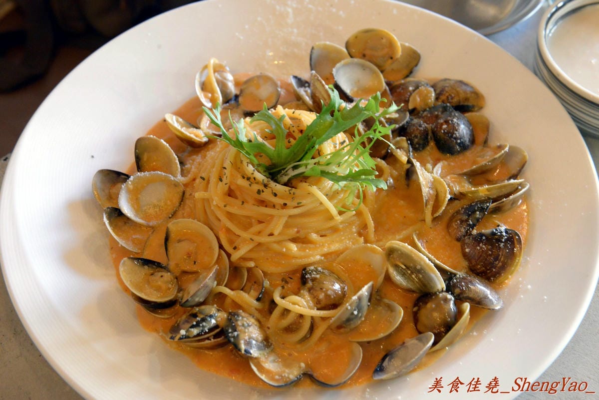 [台中西屯]HUN貳 – 一中街超夯義大利麵餐廳來逢甲開二店了,少見的復古工業loft風超特別,超級爆炸蛤蜊義大利麵好吸睛。