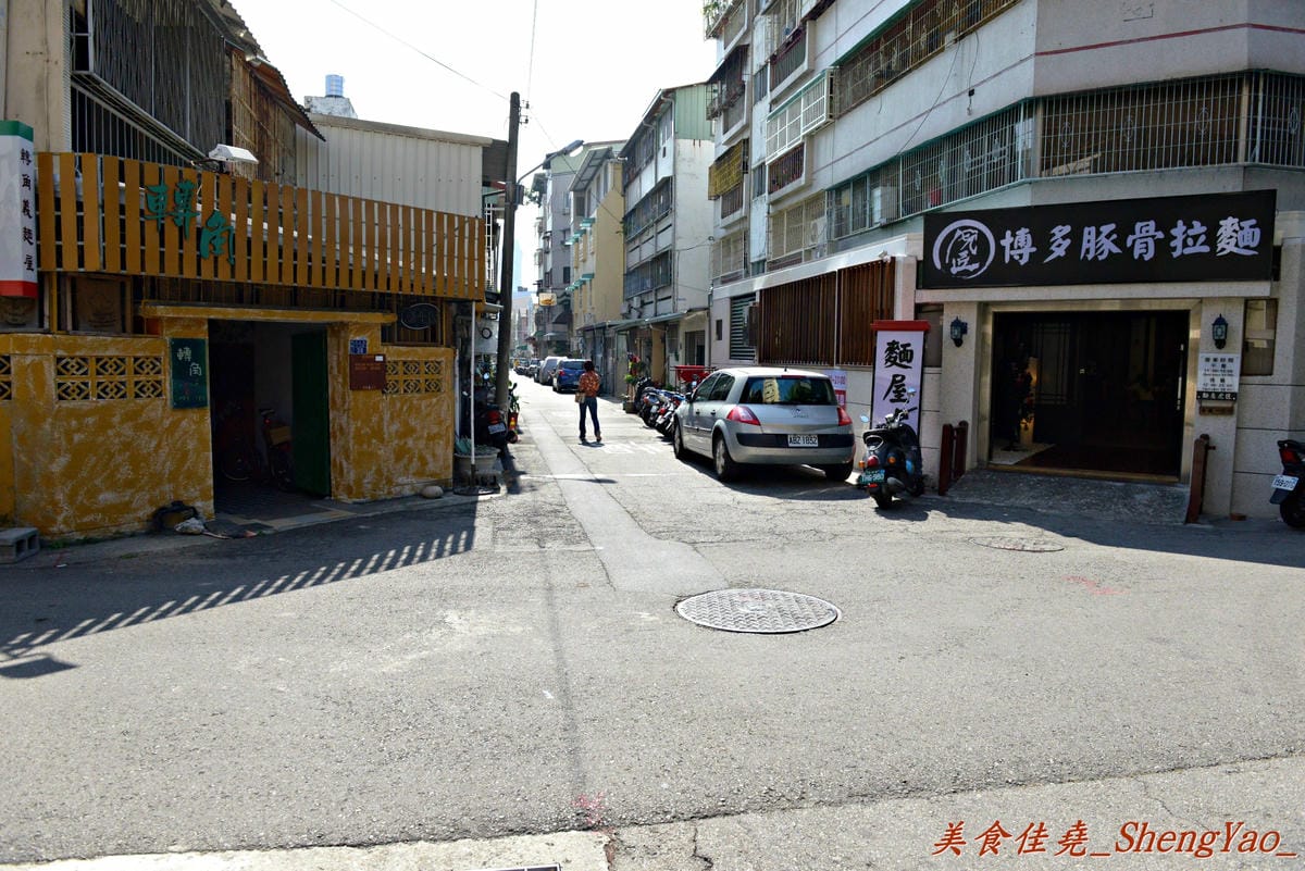 [台中西區]麵屋虎匠 – 台中第一家主打”二郎系”拉麵的店家,豚骨湯頭每天費時熬煮12小時以上,堅持不加任何添加物,隱藏版”拉麵金字塔”份量大到誇張。
