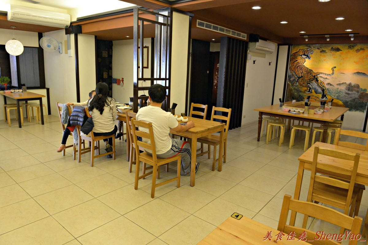 [台中西區]麵屋虎匠 – 台中第一家主打”二郎系”拉麵的店家,豚骨湯頭每天費時熬煮12小時以上,堅持不加任何添加物,隱藏版”拉麵金字塔”份量大到誇張。