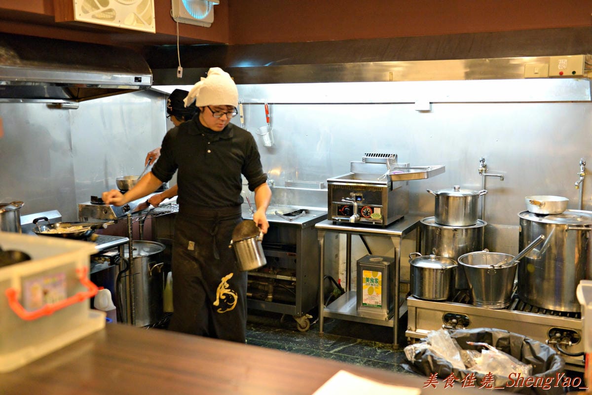 [台中西區]麵屋虎匠 – 台中第一家主打”二郎系”拉麵的店家,豚骨湯頭每天費時熬煮12小時以上,堅持不加任何添加物,隱藏版”拉麵金字塔”份量大到誇張。