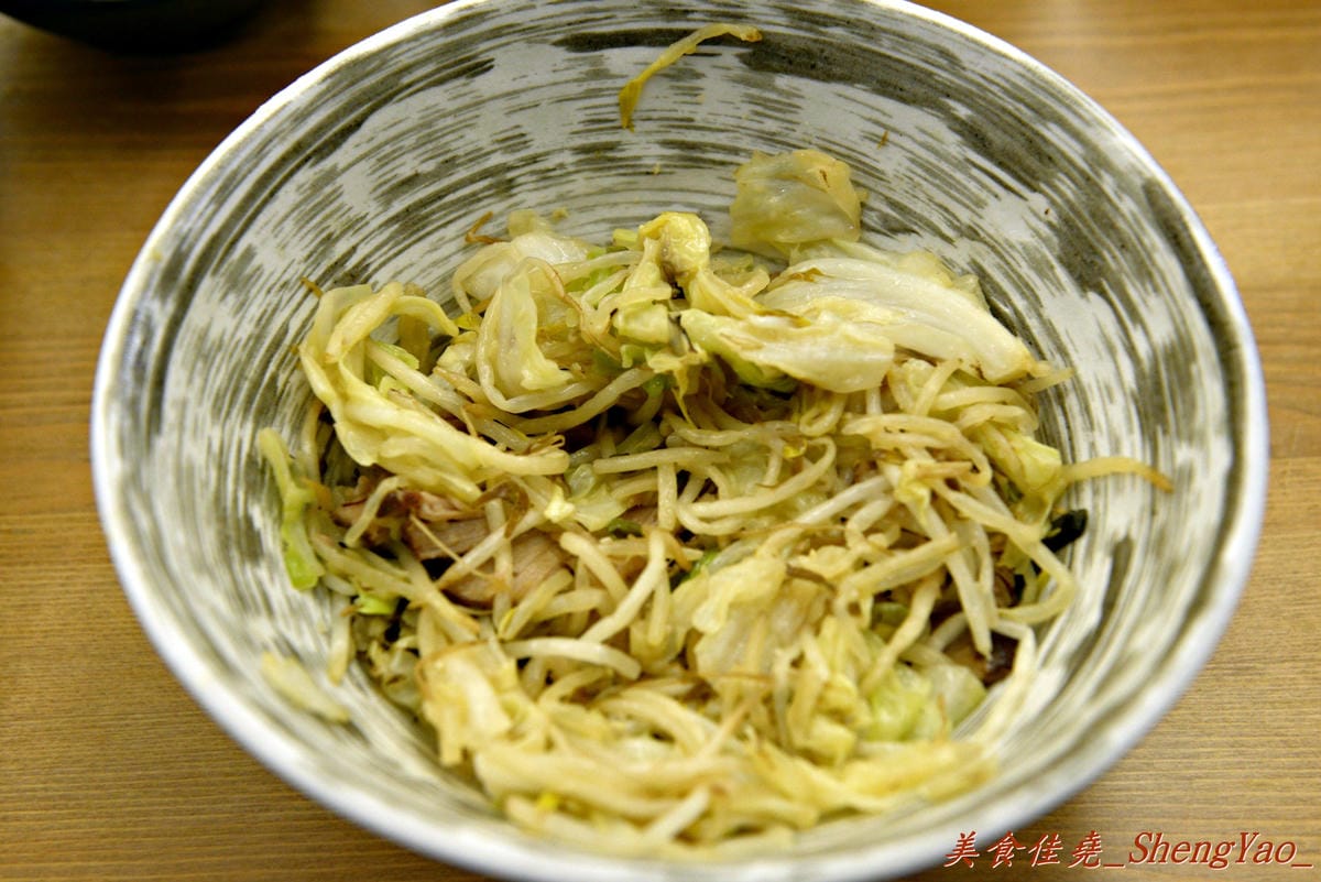 [台中西區]麵屋虎匠 – 台中第一家主打”二郎系”拉麵的店家,豚骨湯頭每天費時熬煮12小時以上,堅持不加任何添加物,隱藏版”拉麵金字塔”份量大到誇張。