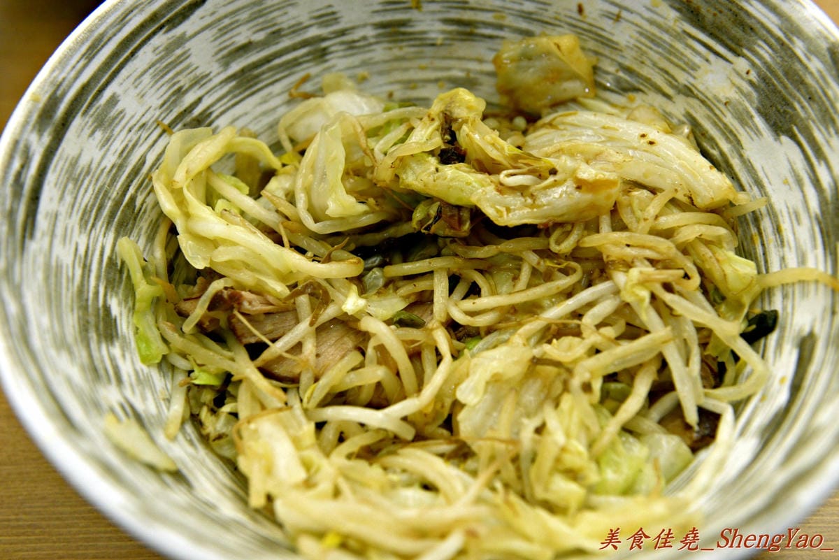 [台中西區]麵屋虎匠 – 台中第一家主打”二郎系”拉麵的店家,豚骨湯頭每天費時熬煮12小時以上,堅持不加任何添加物,隱藏版”拉麵金字塔”份量大到誇張。