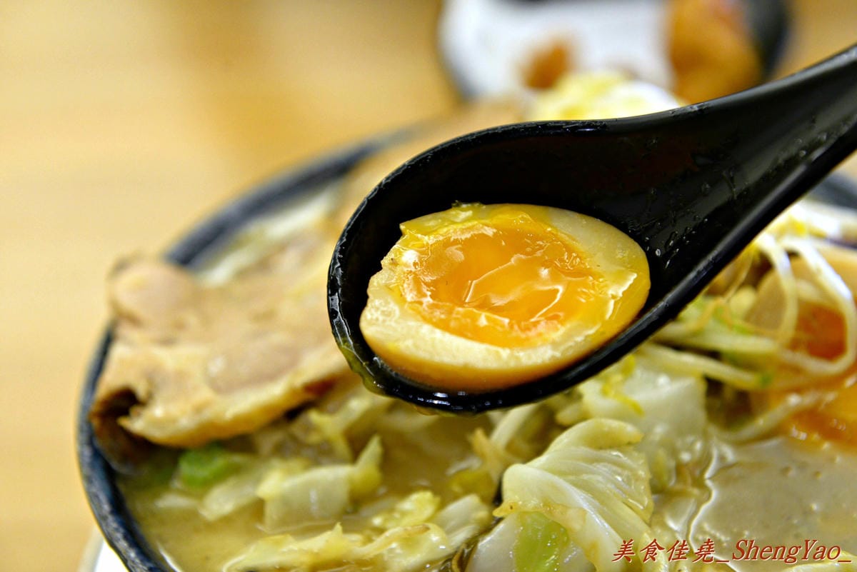[台中西區]麵屋虎匠 – 台中第一家主打”二郎系”拉麵的店家,豚骨湯頭每天費時熬煮12小時以上,堅持不加任何添加物,隱藏版”拉麵金字塔”份量大到誇張。