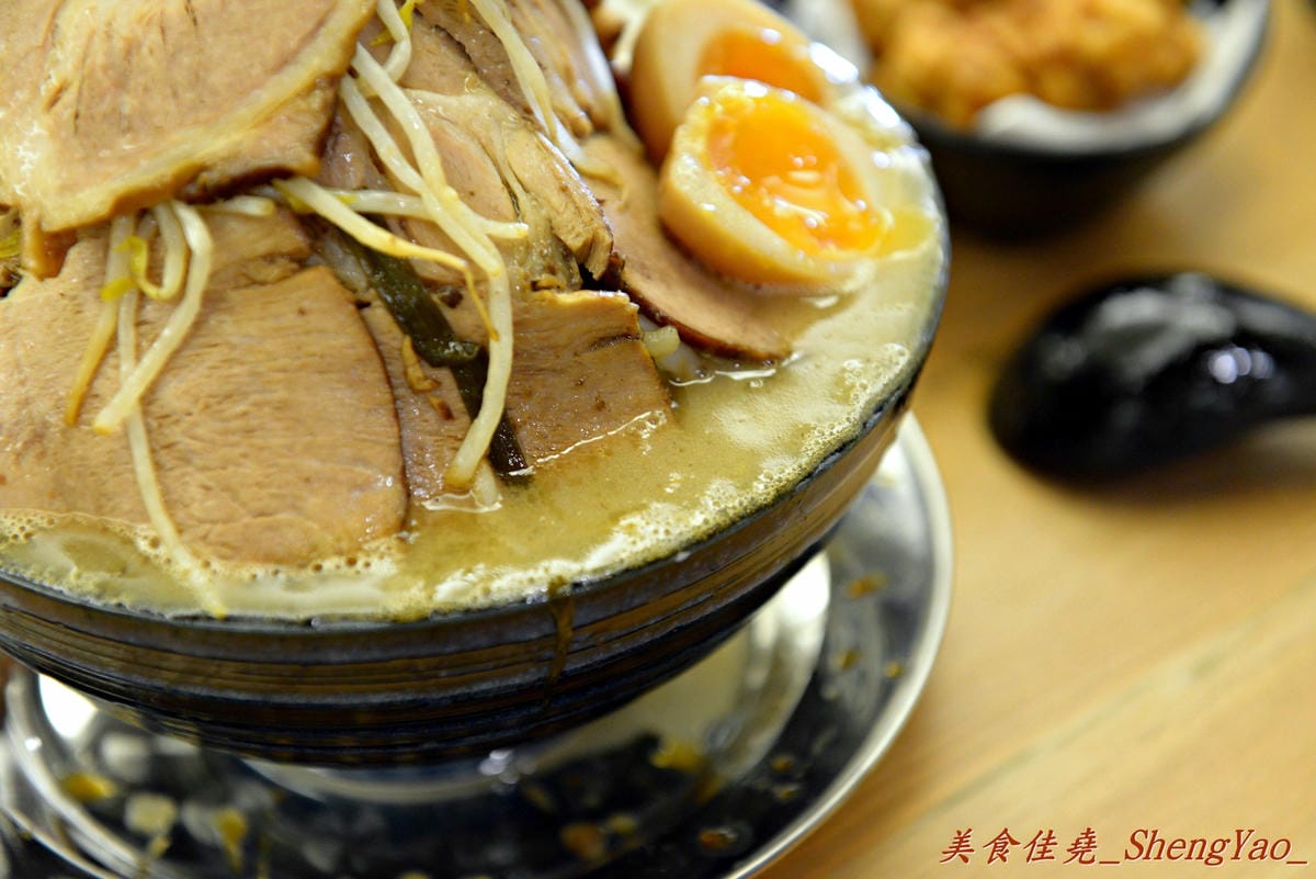 [台中西區]麵屋虎匠 – 台中第一家主打”二郎系”拉麵的店家,豚骨湯頭每天費時熬煮12小時以上,堅持不加任何添加物,隱藏版”拉麵金字塔”份量大到誇張。
