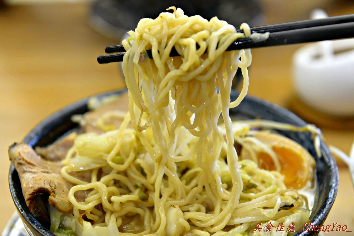 [台中西區]麵屋虎匠 – 台中第一家主打”二郎系”拉麵的店家,豚骨湯頭每天費時熬煮12小時以上,堅持不加任何添加物,隱藏版”拉麵金字塔”份量大到誇張。