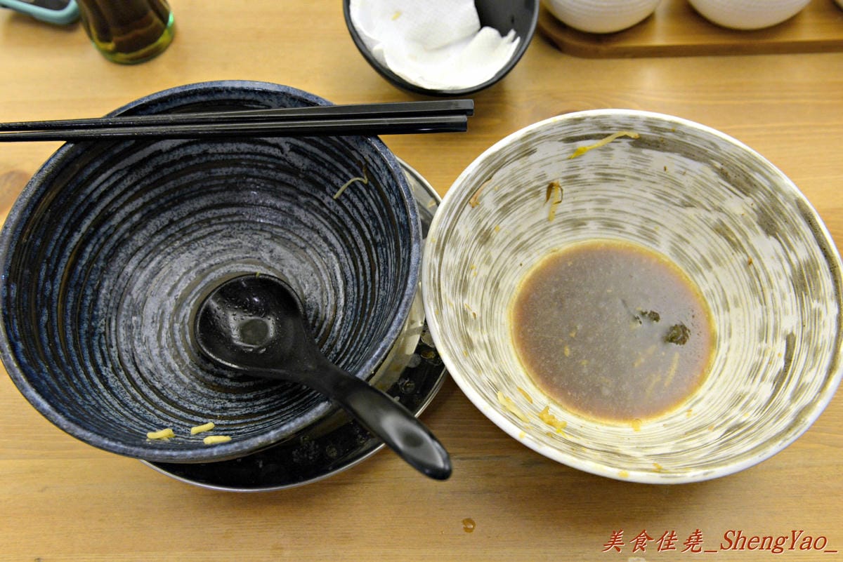 [台中西區]麵屋虎匠 – 台中第一家主打”二郎系”拉麵的店家,豚骨湯頭每天費時熬煮12小時以上,堅持不加任何添加物,隱藏版”拉麵金字塔”份量大到誇張。