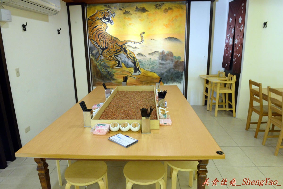 [台中西區]麵屋虎匠 – 台中第一家主打”二郎系”拉麵的店家,豚骨湯頭每天費時熬煮12小時以上,堅持不加任何添加物,隱藏版”拉麵金字塔”份量大到誇張。