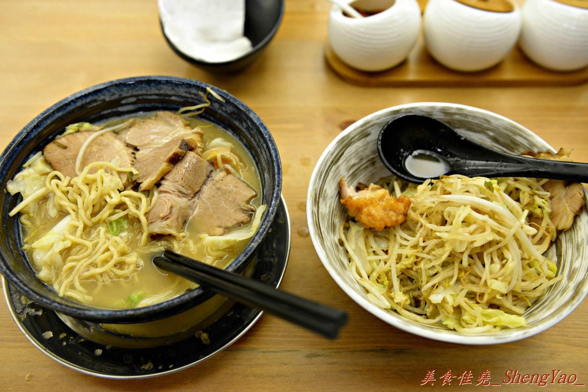 [台中西區]麵屋虎匠 – 台中第一家主打”二郎系”拉麵的店家,豚骨湯頭每天費時熬煮12小時以上,堅持不加任何添加物,隱藏版”拉麵金字塔”份量大到誇張。