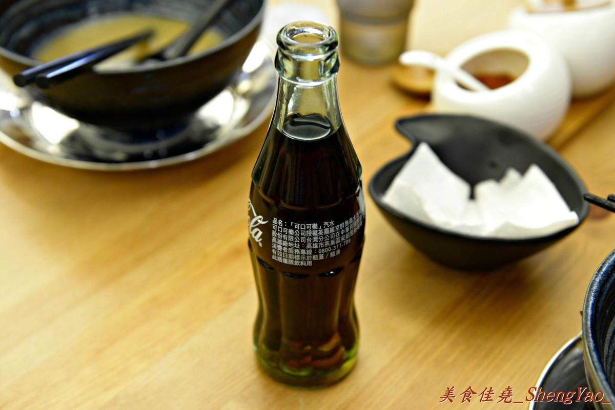 [台中西區]麵屋虎匠 – 台中第一家主打”二郎系”拉麵的店家,豚骨湯頭每天費時熬煮12小時以上,堅持不加任何添加物,隱藏版”拉麵金字塔”份量大到誇張。