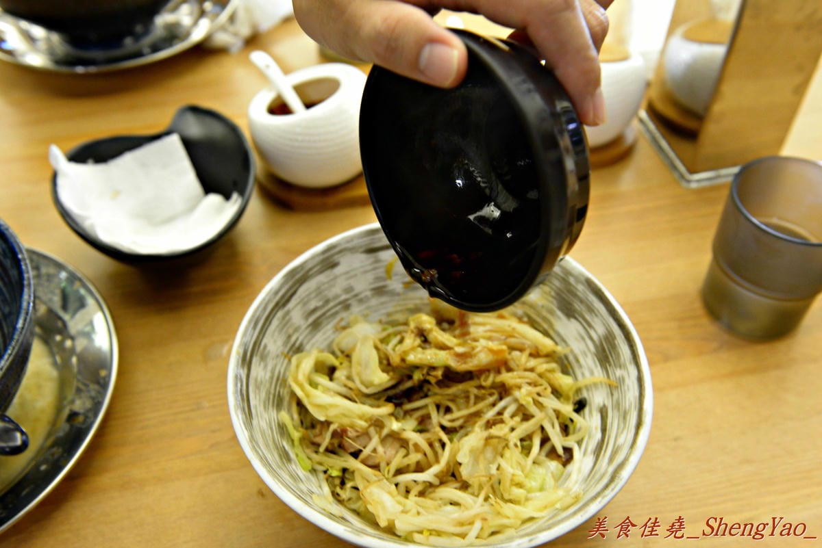 [台中西區]麵屋虎匠 – 台中第一家主打”二郎系”拉麵的店家,豚骨湯頭每天費時熬煮12小時以上,堅持不加任何添加物,隱藏版”拉麵金字塔”份量大到誇張。