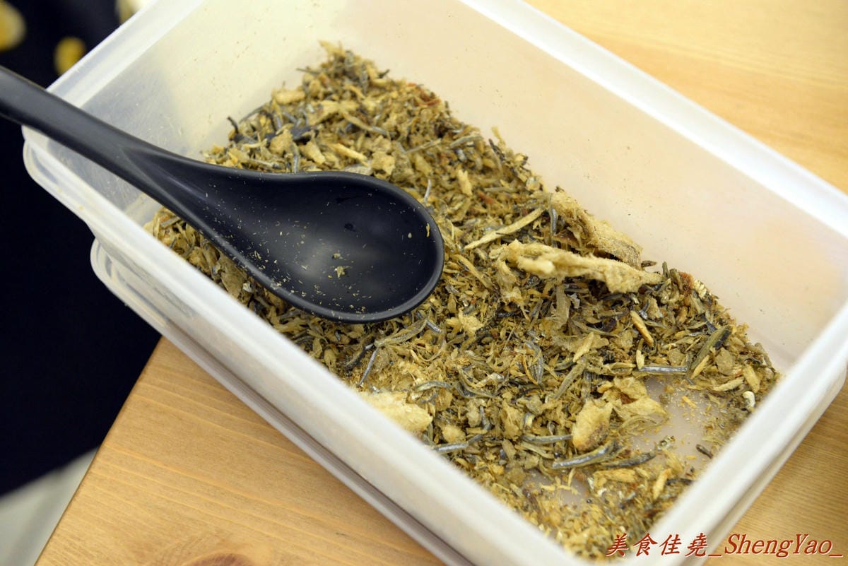 [台中西區]麵屋虎匠 – 台中第一家主打”二郎系”拉麵的店家,豚骨湯頭每天費時熬煮12小時以上,堅持不加任何添加物,隱藏版”拉麵金字塔”份量大到誇張。