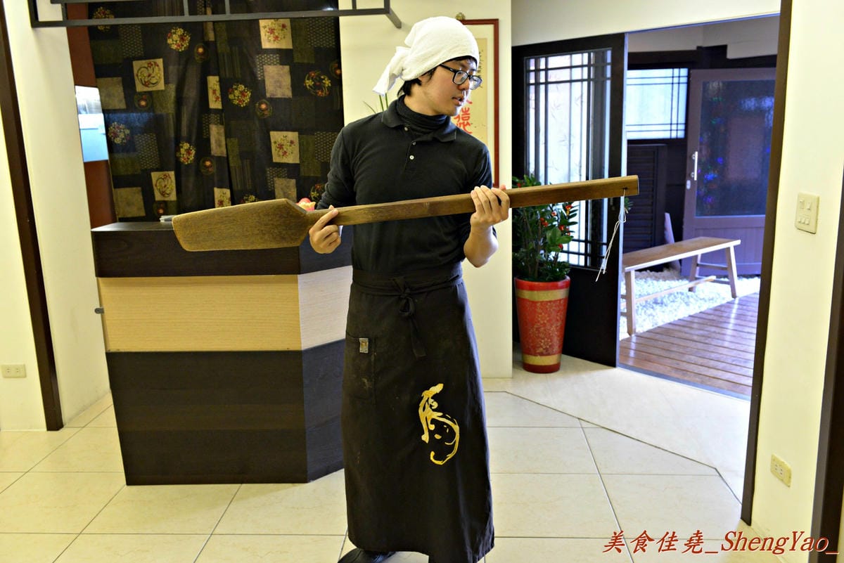 [台中西區]麵屋虎匠 – 台中第一家主打”二郎系”拉麵的店家,豚骨湯頭每天費時熬煮12小時以上,堅持不加任何添加物,隱藏版”拉麵金字塔”份量大到誇張。