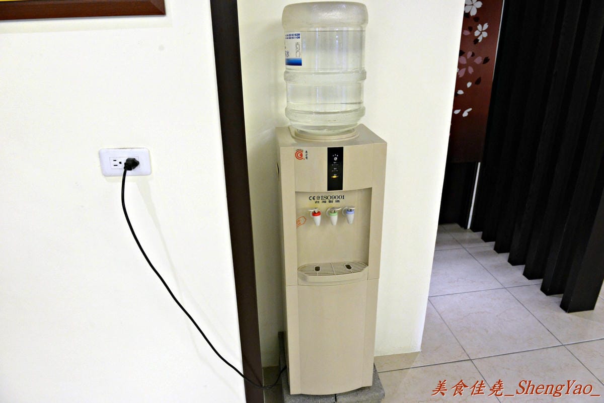 [台中西區]麵屋虎匠 – 台中第一家主打”二郎系”拉麵的店家,豚骨湯頭每天費時熬煮12小時以上,堅持不加任何添加物,隱藏版”拉麵金字塔”份量大到誇張。