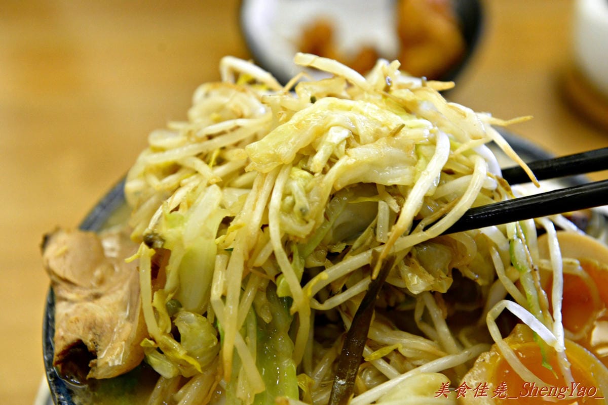 [台中西區]麵屋虎匠 – 台中第一家主打”二郎系”拉麵的店家,豚骨湯頭每天費時熬煮12小時以上,堅持不加任何添加物,隱藏版”拉麵金字塔”份量大到誇張。