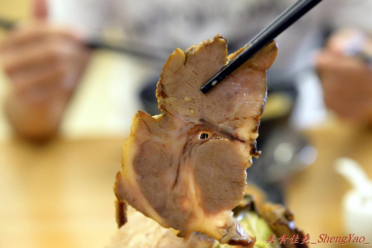 [台中西區]麵屋虎匠 – 台中第一家主打”二郎系”拉麵的店家,豚骨湯頭每天費時熬煮12小時以上,堅持不加任何添加物,隱藏版”拉麵金字塔”份量大到誇張。