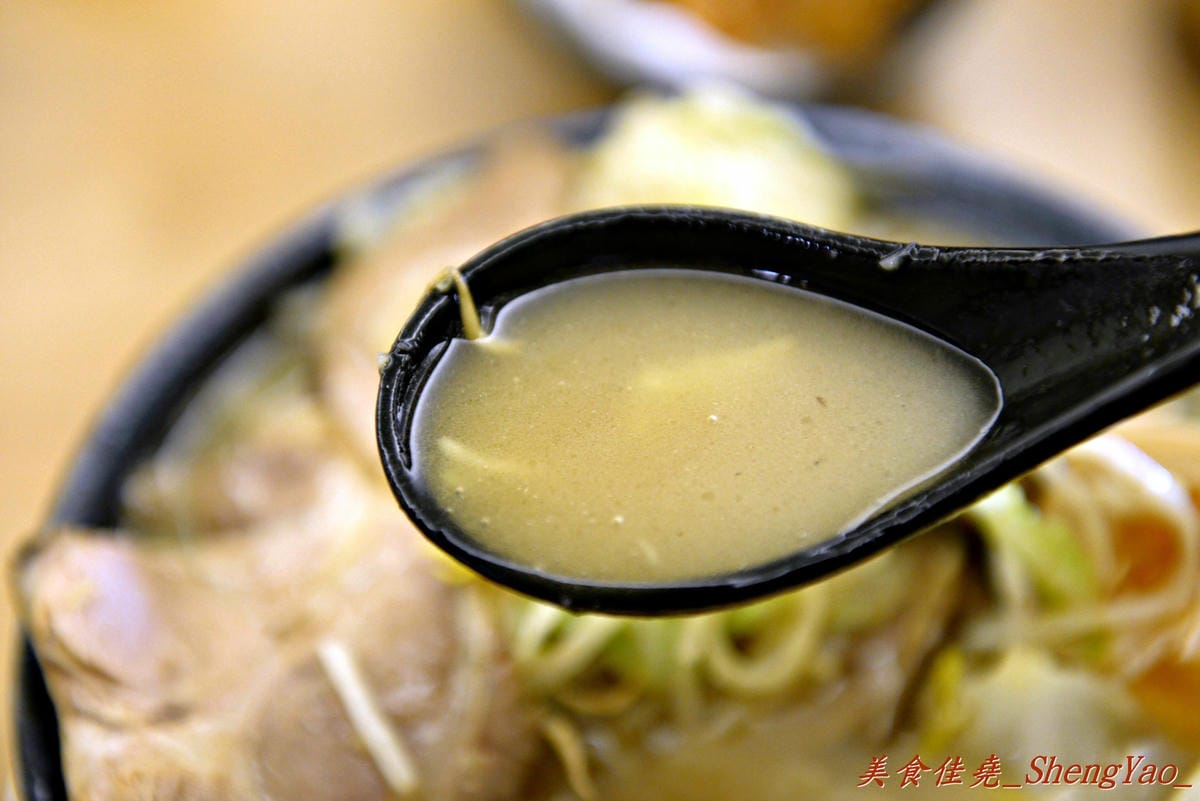 [台中西區]麵屋虎匠 – 台中第一家主打”二郎系”拉麵的店家,豚骨湯頭每天費時熬煮12小時以上,堅持不加任何添加物,隱藏版”拉麵金字塔”份量大到誇張。