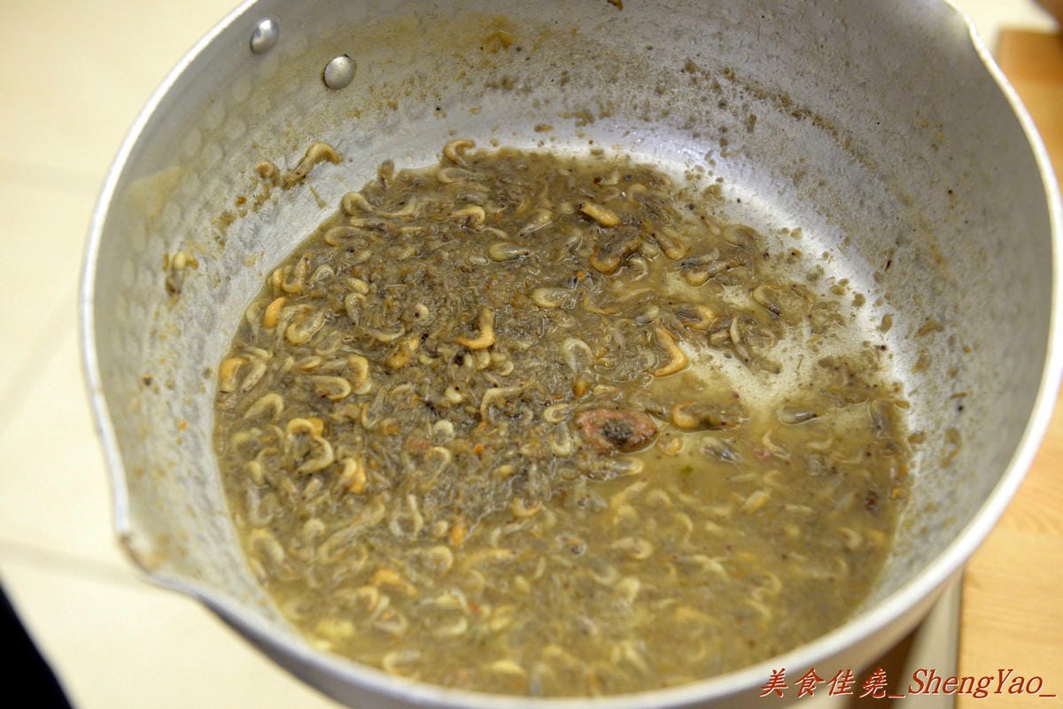 [台中西區]麵屋虎匠 – 台中第一家主打”二郎系”拉麵的店家,豚骨湯頭每天費時熬煮12小時以上,堅持不加任何添加物,隱藏版”拉麵金字塔”份量大到誇張。