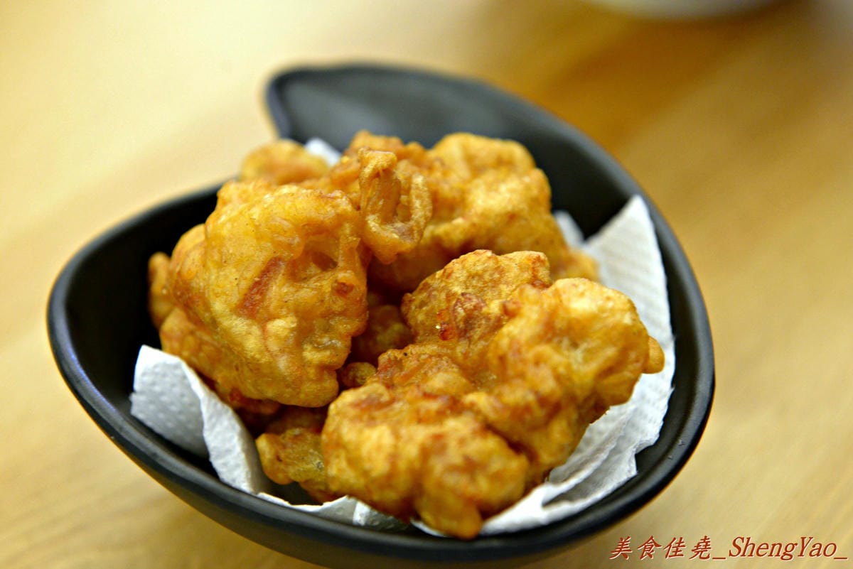 [台中西區]麵屋虎匠 – 台中第一家主打”二郎系”拉麵的店家,豚骨湯頭每天費時熬煮12小時以上,堅持不加任何添加物,隱藏版”拉麵金字塔”份量大到誇張。