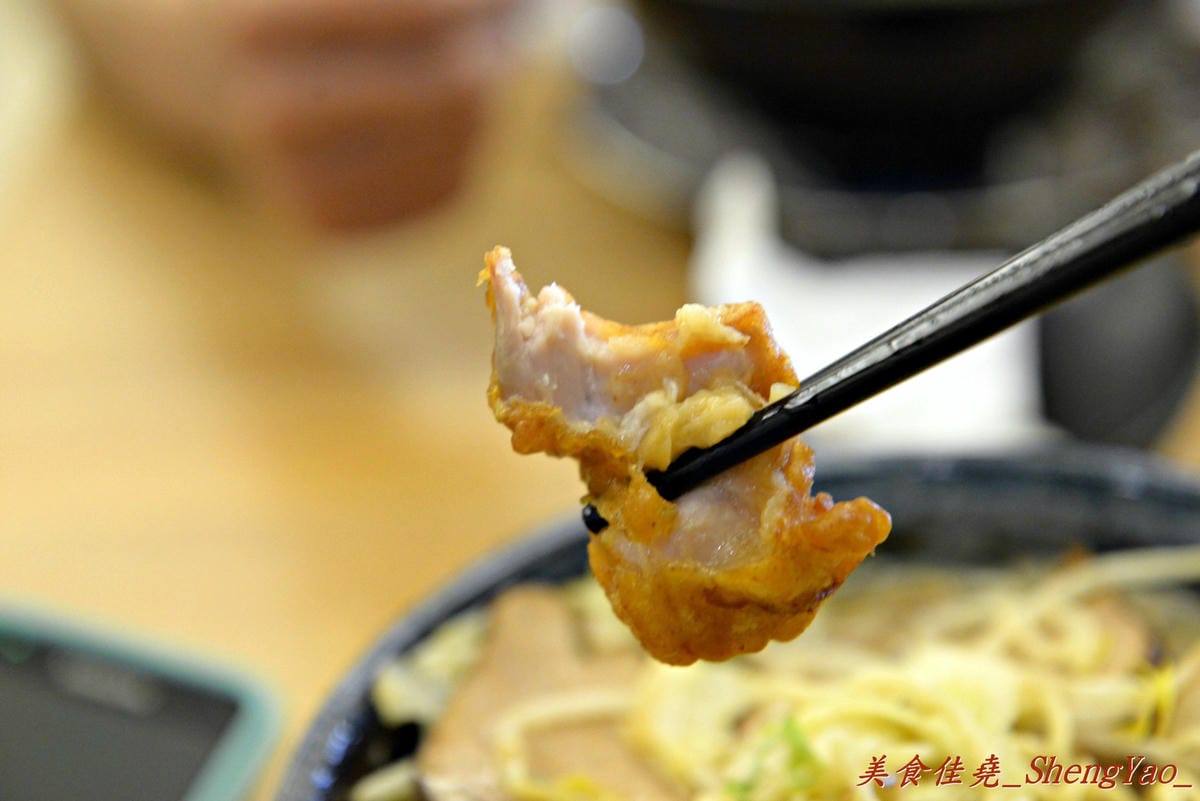 [台中西區]麵屋虎匠 – 台中第一家主打”二郎系”拉麵的店家,豚骨湯頭每天費時熬煮12小時以上,堅持不加任何添加物,隱藏版”拉麵金字塔”份量大到誇張。