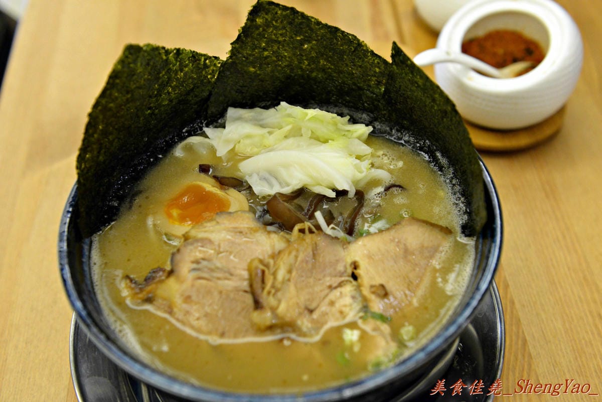 [台中西區]麵屋虎匠 – 台中第一家主打”二郎系”拉麵的店家,豚骨湯頭每天費時熬煮12小時以上,堅持不加任何添加物,隱藏版”拉麵金字塔”份量大到誇張。