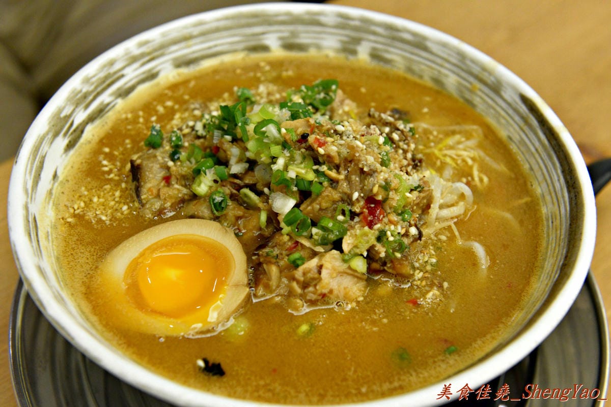 [台中西區]麵屋虎匠 – 台中第一家主打”二郎系”拉麵的店家,豚骨湯頭每天費時熬煮12小時以上,堅持不加任何添加物,隱藏版”拉麵金字塔”份量大到誇張。