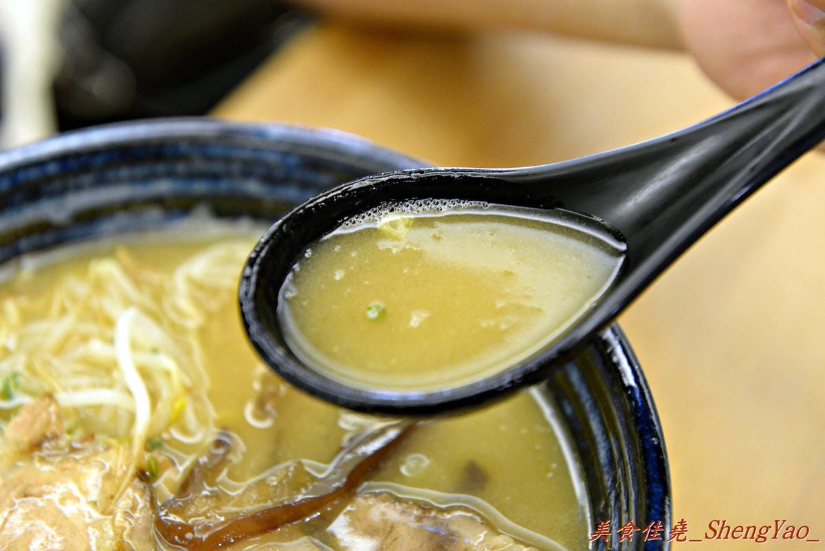[台中西區]麵屋虎匠 – 台中第一家主打”二郎系”拉麵的店家,豚骨湯頭每天費時熬煮12小時以上,堅持不加任何添加物,隱藏版”拉麵金字塔”份量大到誇張。
