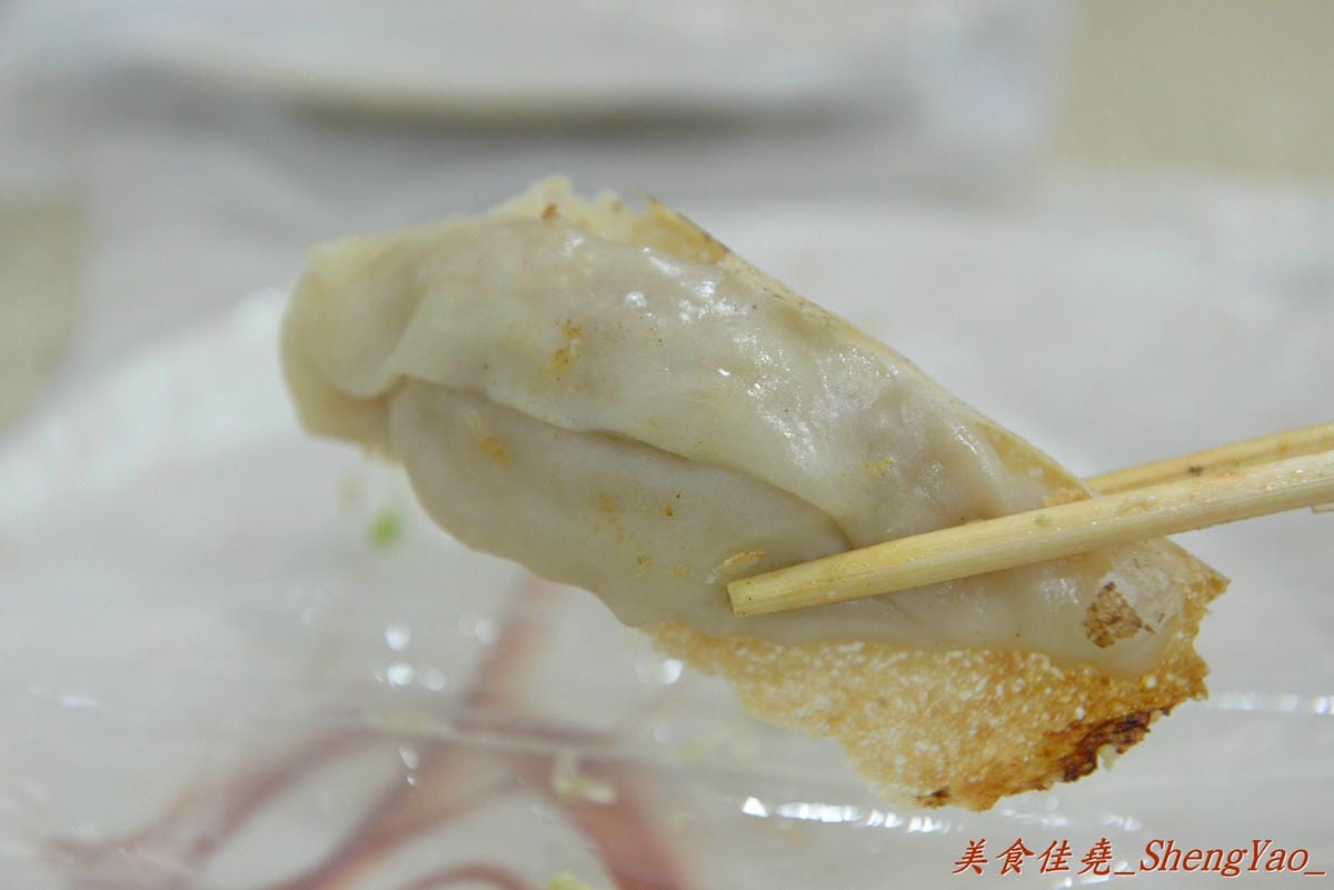 [台中西區]老蔡上海生煎包 – 美食節目介紹過的向上市場生煎包老店,煎包內餡料多飽滿,便宜又好吃,晚上來還有機會遇到傳說中的”煎包妹” !!