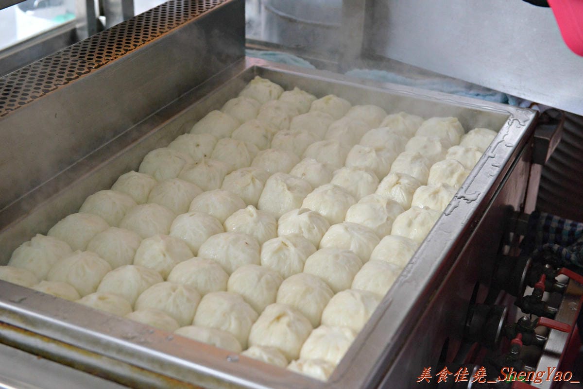 [台中西區]老蔡上海生煎包 – 美食節目介紹過的向上市場生煎包老店,煎包內餡料多飽滿,便宜又好吃,晚上來還有機會遇到傳說中的”煎包妹” !!