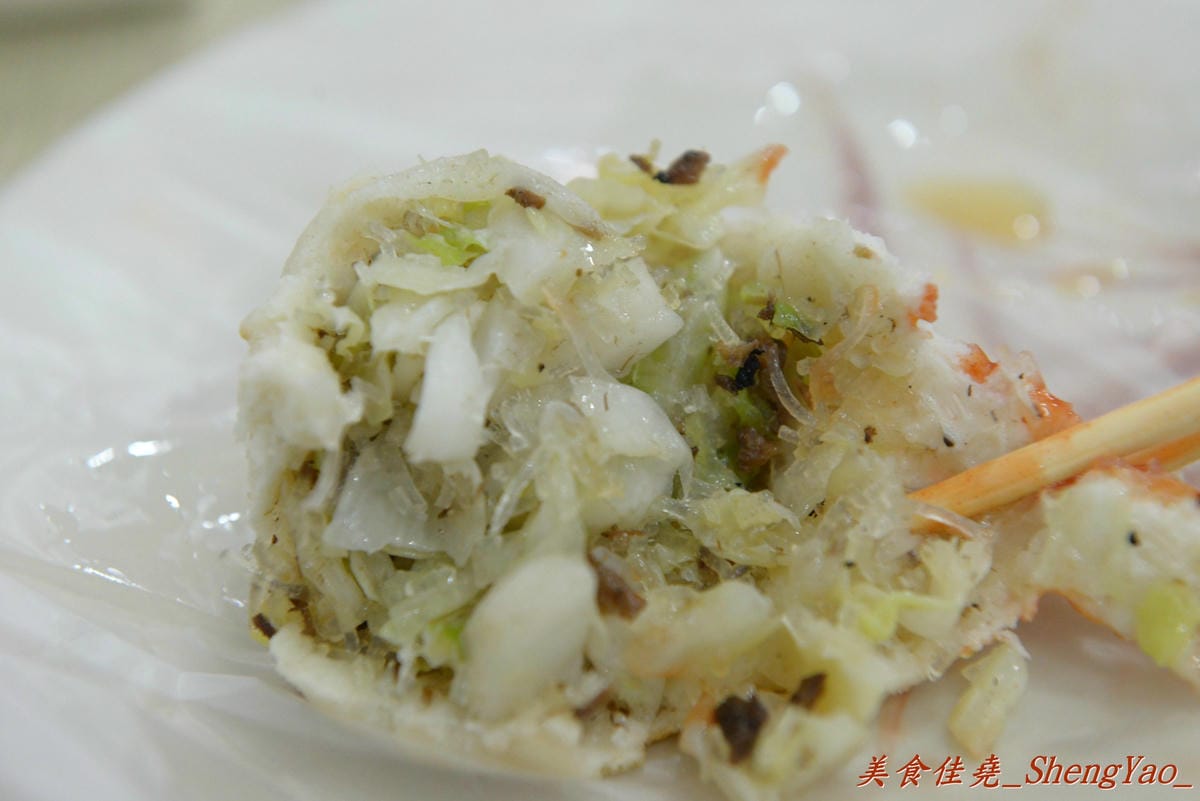 [台中西區]老蔡上海生煎包 – 美食節目介紹過的向上市場生煎包老店,煎包內餡料多飽滿,便宜又好吃,晚上來還有機會遇到傳說中的”煎包妹” !!