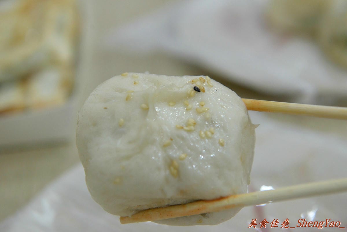 [台中西區]老蔡上海生煎包 – 美食節目介紹過的向上市場生煎包老店,煎包內餡料多飽滿,便宜又好吃,晚上來還有機會遇到傳說中的”煎包妹” !!