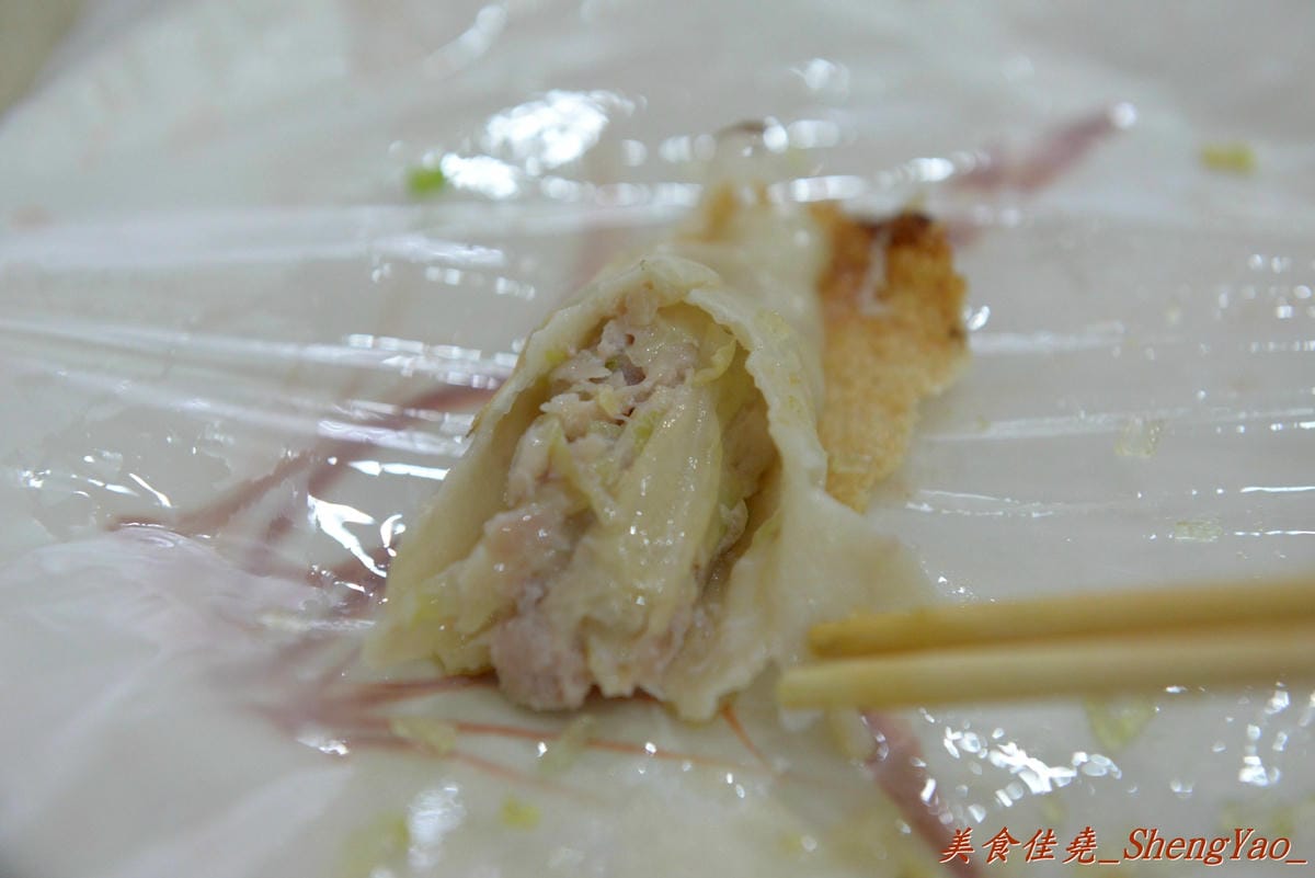 [台中西區]老蔡上海生煎包 – 美食節目介紹過的向上市場生煎包老店,煎包內餡料多飽滿,便宜又好吃,晚上來還有機會遇到傳說中的”煎包妹” !!