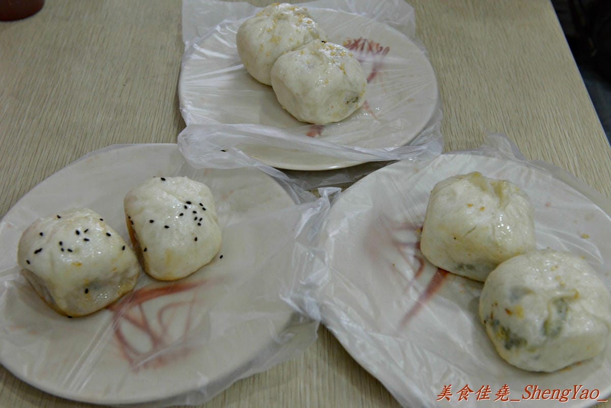 [台中西區]老蔡上海生煎包 – 美食節目介紹過的向上市場生煎包老店,煎包內餡料多飽滿,便宜又好吃,晚上來還有機會遇到傳說中的”煎包妹” !!